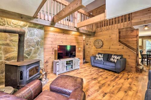 Cozy Newland Cabin With Deck, Fire Pit And Grill!