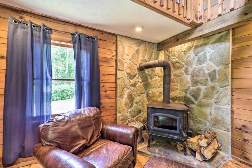 Cozy Newland Cabin With Deck, Fire Pit And Grill!