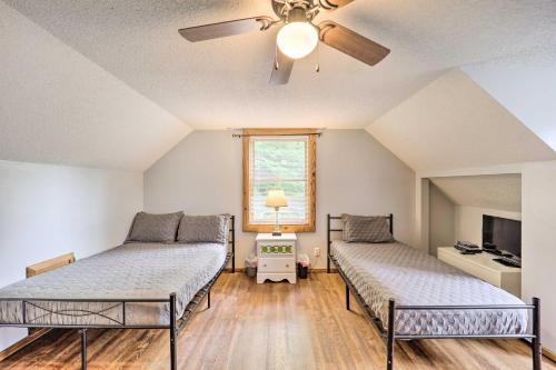 Cozy Newland Cabin With Deck, Fire Pit And Grill!
