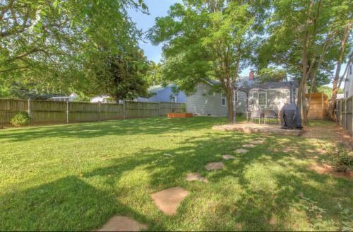 Pet Friendly- Quiet Neighborhood-2 Bedroom