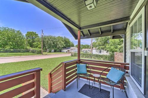 Evolve Airy Central Getaway With Porch And Backyard!