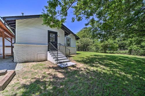 Evolve Airy Central Getaway With Porch And Backyard!