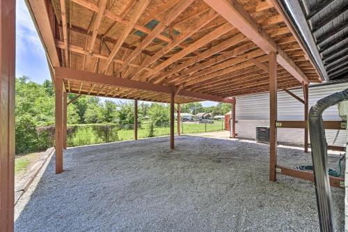Evolve Airy Central Getaway With Porch And Backyard!