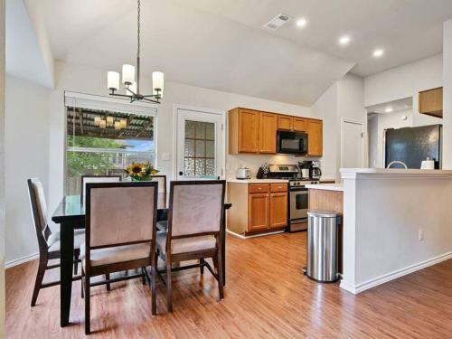 Cozy Getaway, Minutes From Austin!