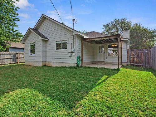 Cozy Getaway, Minutes From Austin!