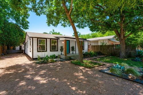 Entire House, 5 Minutes From Downtown
