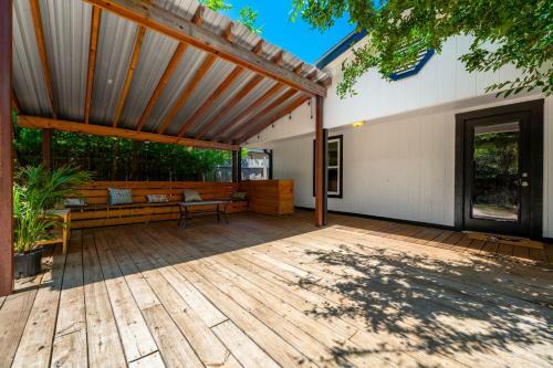 Entire House, 5 Minutes From Downtown