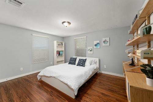 Entire House, 5 Minutes From Downtown