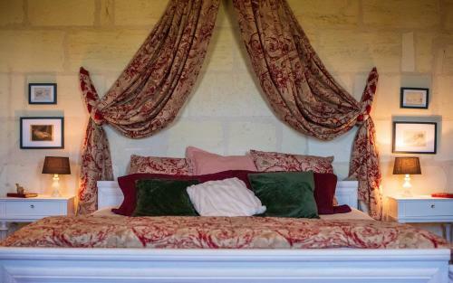 4 Bedrooms In A Charming House With Swimming Pool
