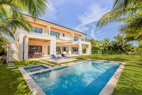 Own House, With A Pool! Your Vacation Will Be Remembered For A Long Time!