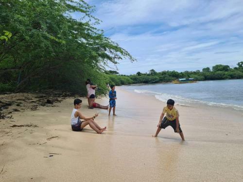Lodge Calatagan's Bahay Kubo