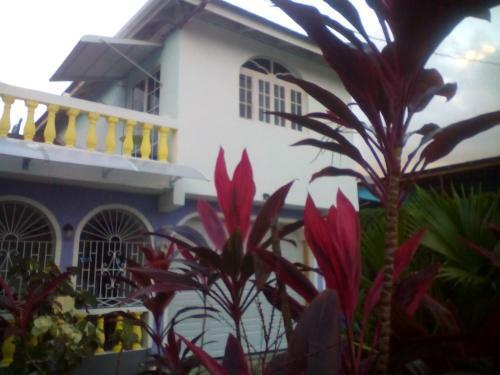 Buckingham Villa & Suites@cozy Room # 2-a/c