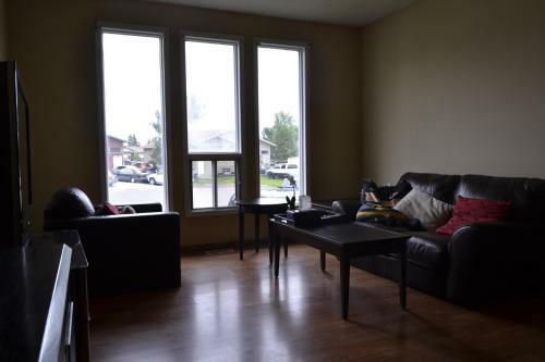 Apartamento 3-bedroom Half Duplex Main Floor Suite