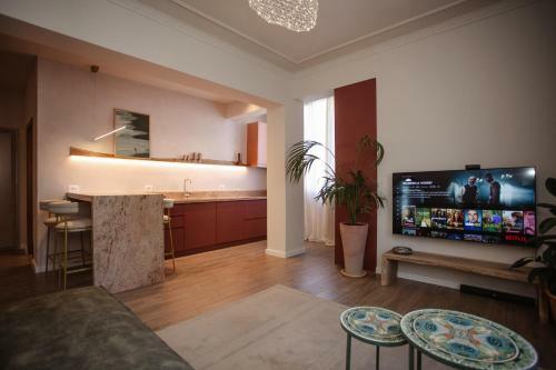 Exquisite, Stylish, Center Apartment