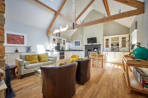 Pope Lodge: Stunning Stone Coach House Conversion