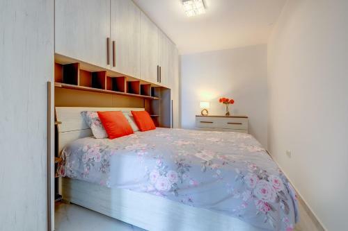 Splendid 2br Apartment, Steps To St Georges Bay