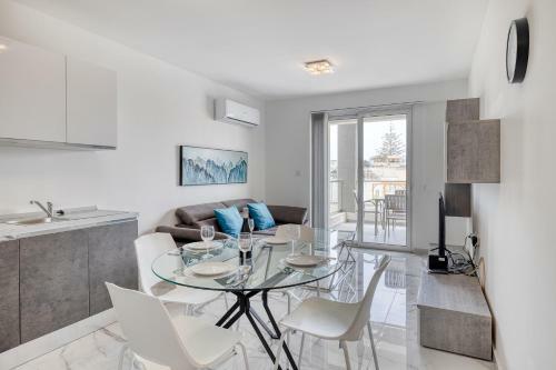 Splendid 2br Apartment, Steps To St Georges Bay