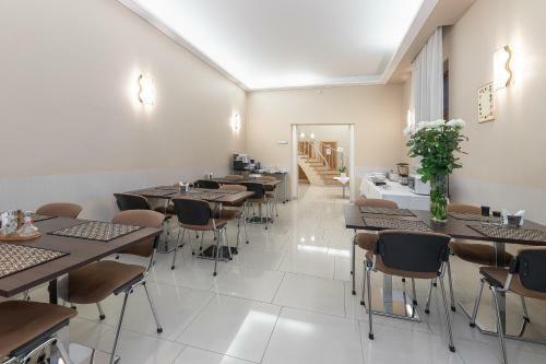 Hostal Valensija Studio Apartment Hotel