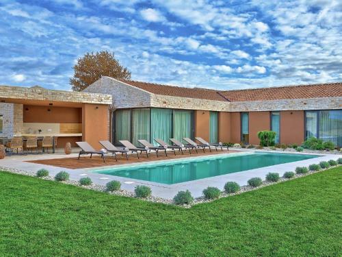 Enticing Holiday Home In Brtonigla With Jacuzzi