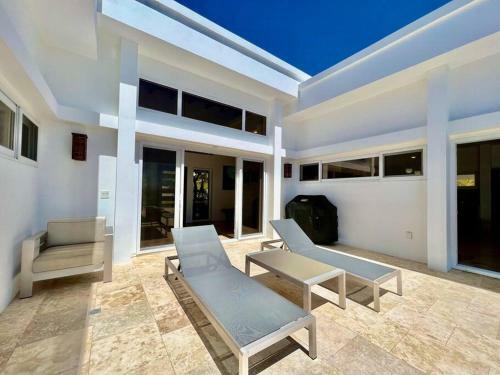 Villa Larimar @lighthouse, West Bay