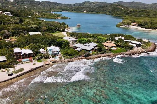 Villa Far Tortuga @ First Bight, Roatan