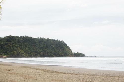 Bright & Airy 2br Condo Minutes From Jaco Beach