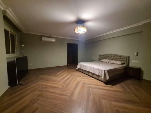 Spacious Executive Luxury Apartment With Balcony
