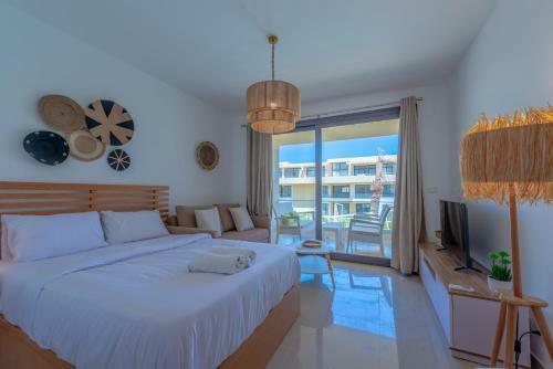 Boho-chic Studio Apartment In G-cribs, Pool View
