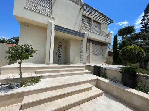 Luxury Villa In Raanana