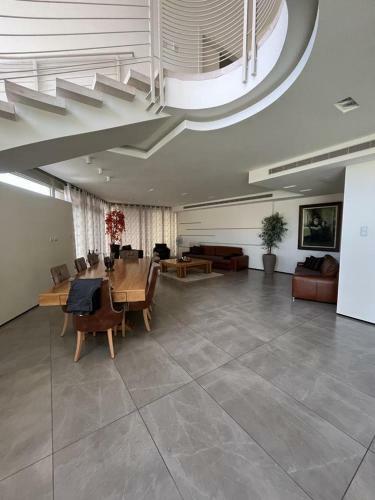 Luxury Villa In Raanana