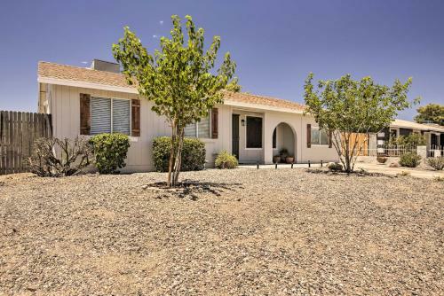 Modern Peoria Home Large Yard, Grill, Games!