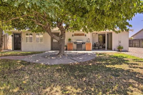 Modern Peoria Home Large Yard, Grill, Games!