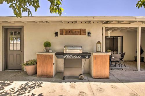 Modern Peoria Home Large Yard, Grill, Games!