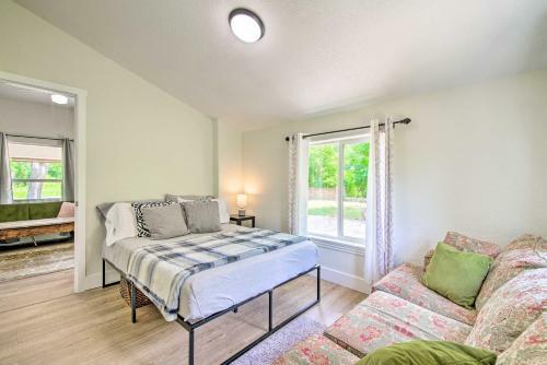 Bright Home With Fire Pit, Near Back 40 Trail!