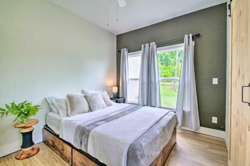 Bright Home With Fire Pit, Near Back 40 Trail!