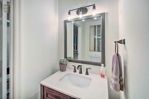 Updated Townhome With Deck, Grill And Sunroom!