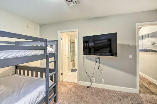 Updated Townhome With Deck, Grill And Sunroom!
