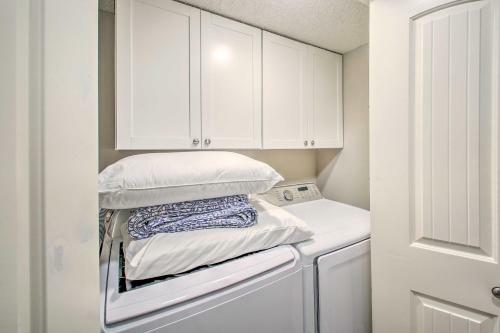 Updated Townhome With Deck, Grill And Sunroom!