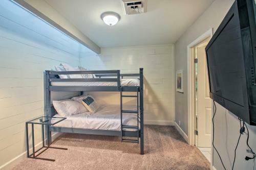 Updated Townhome With Deck, Grill And Sunroom!