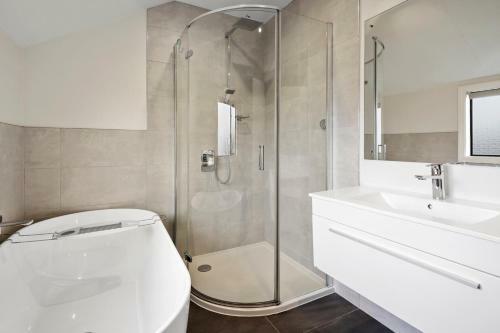 Kokomea House - Wanaka Holiday Home
