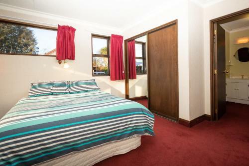 Redcliff House - Te Anau Holiday Home