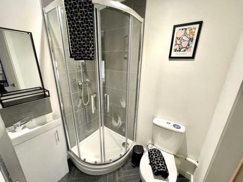 Hostal 5 Bed Home On Birdwell Road - Free Parking