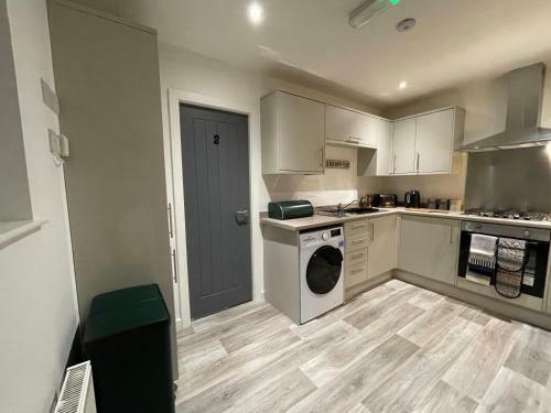 Hostal 5 Bed Home On Birdwell Road - Free Parking