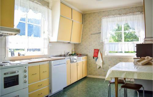 Stunning Home In Fitjar With Wifi And 5 Bedrooms