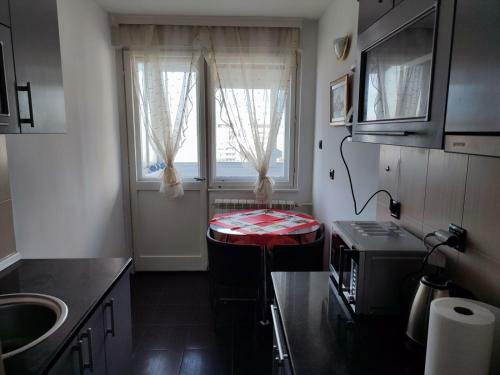 Quiet Apartment At A Popular Location