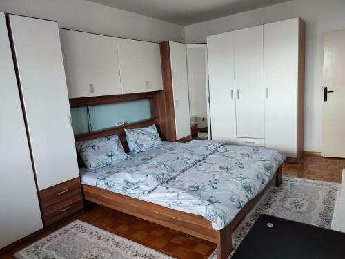 Quiet Apartment At A Popular Location