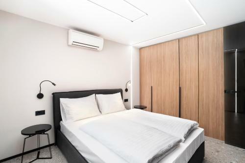 Black Pearl Apartment By Locap Group