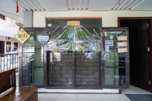 Hotel Reddoorz Near Cyber Mall