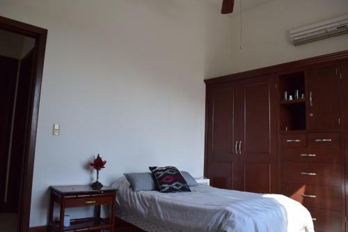 Hostal Room In House - Casa Compartida En Chipinque