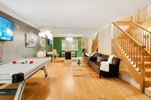 Fun Style! Swimming Pool * Hot Tub * Arcades * Game Room!
